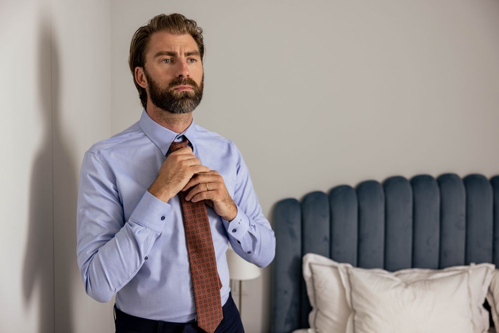 Blå business skjorta och slips till kontoret från Tailor Store. Utforska vårt sortiment av skjortor till kontoret. Skräddarsys alltid efter dina mått. 